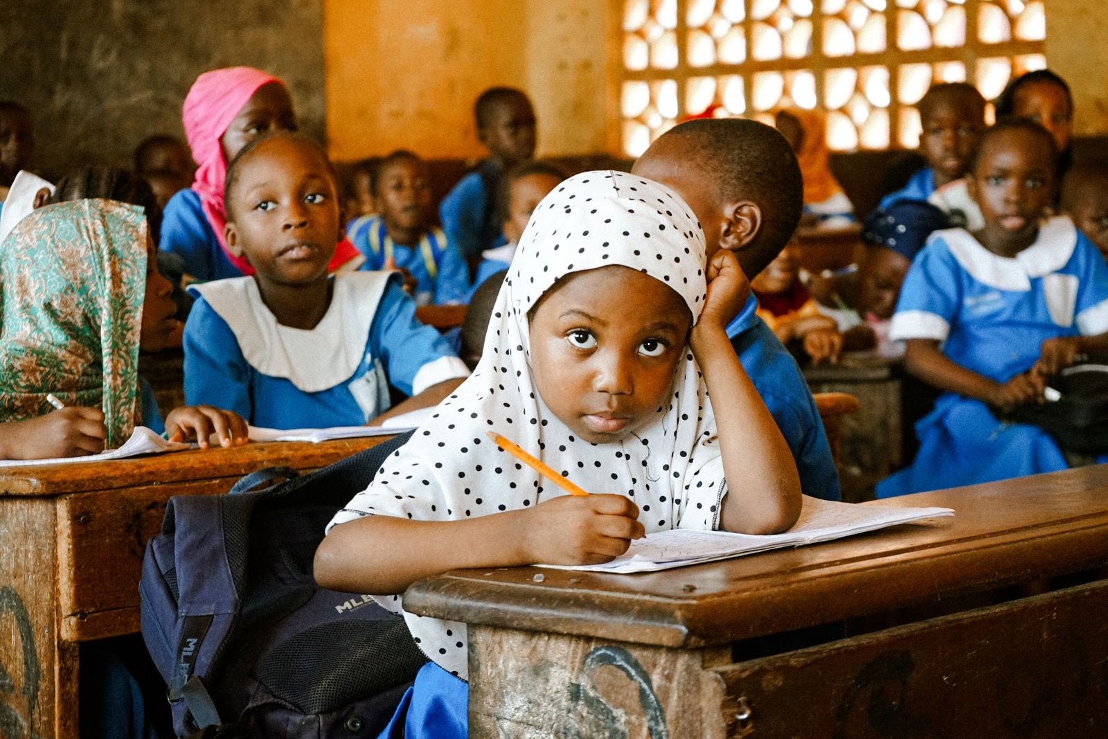 Élèves concentrés pendant une activité d’apprentissage en classe