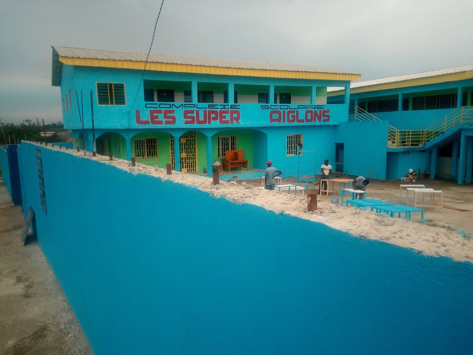 Bâtiment bleu du Complexe Scolaire Les Super Aiglons