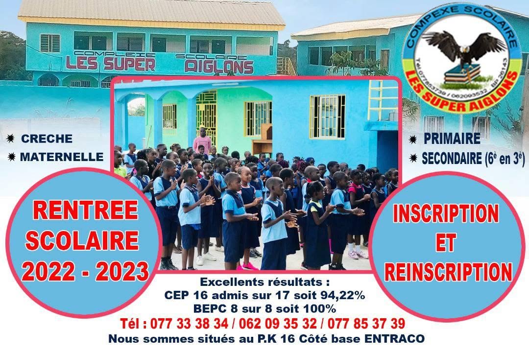 Élèves rassemblés dans la cour des Super Aiglons